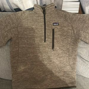 Like new Patagonia pullover half zip.